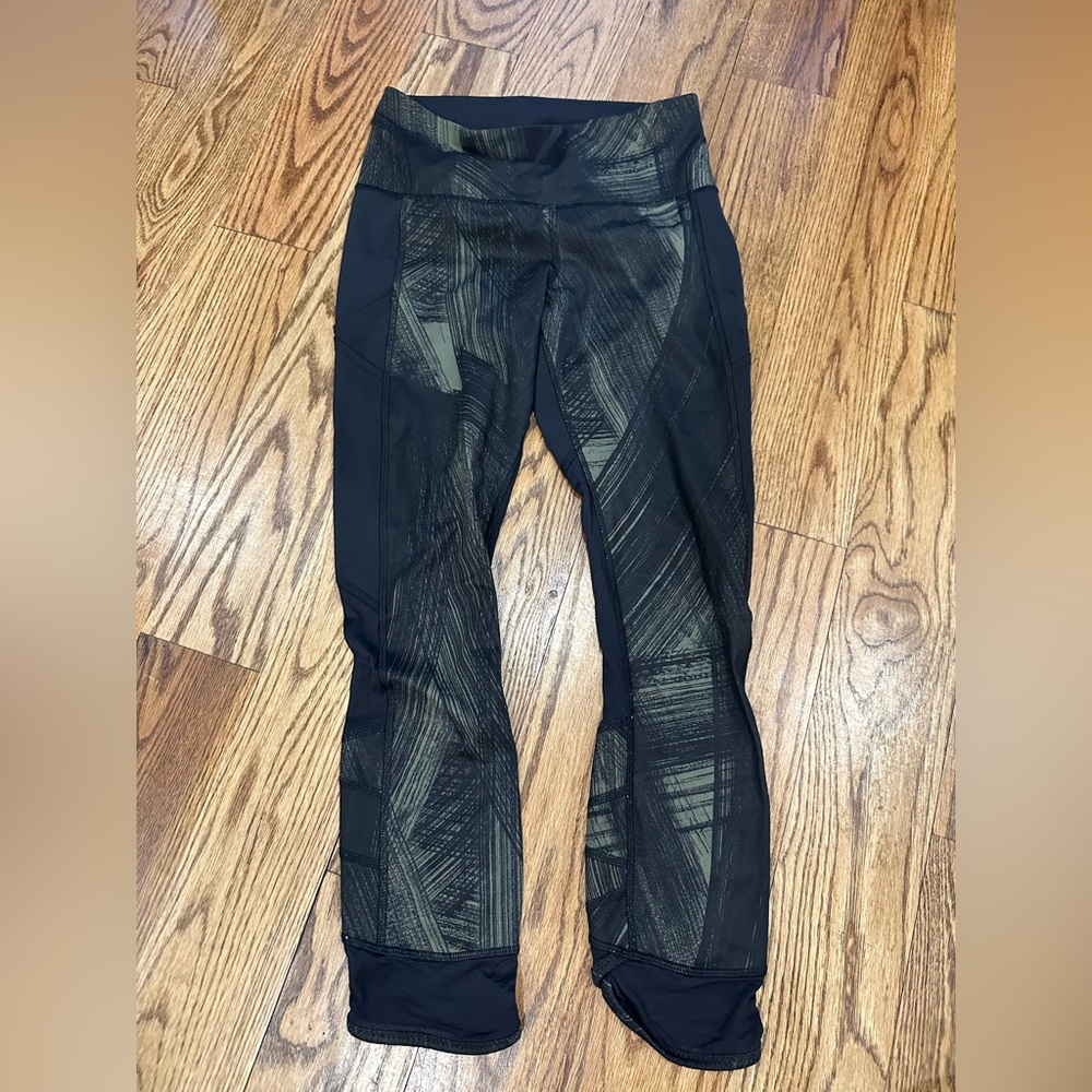 LULULEMON black and Gold Patterned Leggings